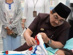 Bupati Anwar Sadat Kunjungi Pasien di RS KH Daud Arief Kuala Tungkal