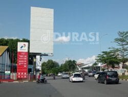 Papan Reklame Menjorok ke Jalan di Batam Bahayakan Pengendara