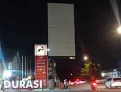 Ditempel Stiker Tak Berizin, Billboard Menjorok ke Jalan di Batam Tak Kunjung Ditertibkan