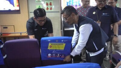 Jasa Raharja Serahkan Bantuan Cover Seat Berisi Pesan Keselamatan ke Kapal Oceanna