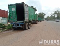 Kontainer Milik PT Edi Batam Logistik Parkir di Bahu Jalan Bahayakan Pengendara