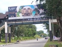 Reklame Bando di JPO Sekupang Batam Diduga Langgar Permen PU