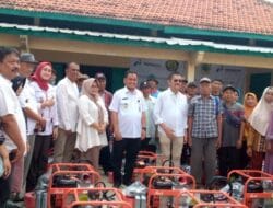 Bupati Pemalang Mansur Hidayat Bersama Anggota DPR RI Ramson Siagian Serahkan Pompa Air BBG untuk Para Petani