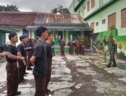 Babinsa Koramil 10/Moga Latih Anggota Saka Wira Kartika