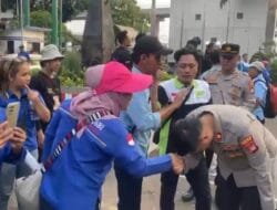 Momen Kompol Arif Purnama Oktara Cium Tangan Ibu Peserta Demo di Depan Kemnaker