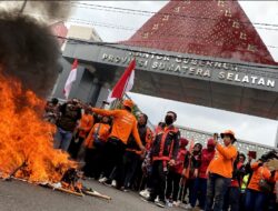Ribuan Buruh Unjuk Rasa Tolak Penetapan UMP Sumsel