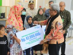 Pj Bupati Aceh Utara Serahkan Santunan Kematian dan Beasiswa dari BPJS Ketenagakerjaan
