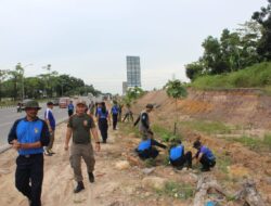 Ditpam BP Batam Lakukan Pemupukan Pohon Jati Emas