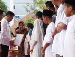 Muhammad Rudi Dampingi Menteri Sosial RI Serahkan Dokumen Kependudukan Bagi Anak Naungan LKSA se-Kota Batam