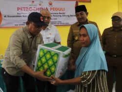 Bupati Tanjab Barat Terima dan Salurkan Bantuan Penanggulangan Banjir dari PetroChina di Batang Asam
