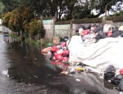 Jalan Baru Dipo Depok Dijadikan Tempat Pembuangan Sampah, Timbulkan Bau Tak Sedap