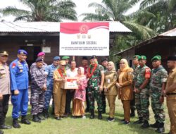 Wabup Bagus Santoso Dampingi Paban VI/Taswilnas Ster TNI&nbsp; Serahkan Bansos ke Warga Rupat
