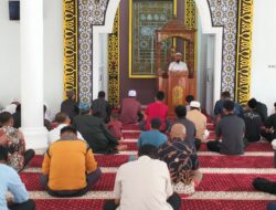 Ustadz Purna Warman Jadi Khatib dan Imam Shalat Jumat di Masjid Al-Hidayah Pekanbaru