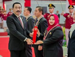 Bupati Kasmarni Raih Penghargaan Kartika Pamong Praja Muda dan Lencana Alumni Kehormatan