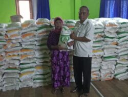 Pemdes Sukamenak Salurkan Beras 10 Kg ke 809 KPM
