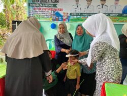 Pastikan Kesehatan Anak-Anak, Pj Kades Kuala Alam Dahlelawati Laksanakan Penimbangan