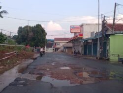Rusak Parah, Jalan Cahaya Garden Batam Bahayakan Pengendara