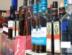 P21, Bea Cukai Batam Limpahkan BB dan Tersangka Kasus Penyelundupan 30.864 Botol Mikol Ilegal ke Kejari
