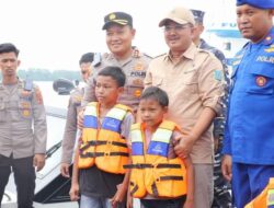 Ribuan Pelampung Dibagikan untuk Keselamatan Nelayan Tanjab Barat di Hari Bhayangkara ke-78