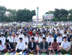 GALERI FOTO: Pimpinan DPRD Kota Sungai Penuh dan Masyarakat Shalat Idul Adha di Lapangan Merdeka
