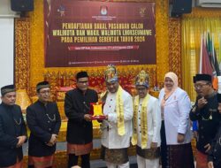 Ribuan Pendukung Dampingi Azhari dan Zulkarnen Daftar ke KIP Lhokseumawe