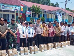 Wako Ahmadi Dampingi Gubernur AL Haris Serahkan Beasiswa Dumisake