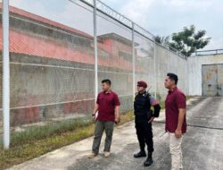 Pastikan Keamanan, Kepala KPR Rutan Batam Kontrol Area Brandgang dan Pos Menara