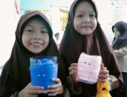 Siswa MIS Nurul Huda Karimun Sulap Botol Plastik Bekas Jadi Pot Bunga