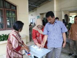 Marlin Agustina dan Keluarga Menjadi Peserta Pertama Menggunakan Hak Pilih di TPS 017