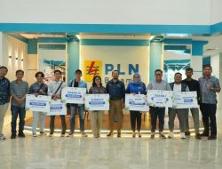 PLN Batam Serahkan Hadiah Lomba Menulis Feature dan Foto Nasional