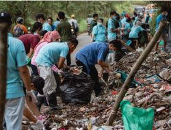 Peringati HPSN 2025, HARRIS Hotel Gelar Aksi Bersih-Bersih di Tanjung Riau