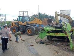 Ekskavator Terjatuh dari Truk di Inhil, Dua Motor Ringsek dan Satu Nyawa Melayang