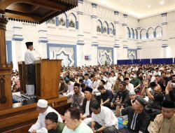 Diguyur Hujan, Salat Idulfitri di Masjid Agung Batam Tetap Ramai Jemaah