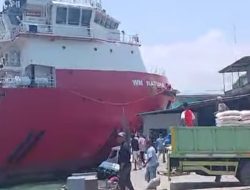Kapal Minyak WM Natuna Tabrak Pos Polair di Batam