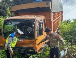 Rem Blong, Truk Fuso Lindas Innova di Jalintim Pelalawan, Enam Orang Luka-Luka