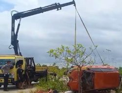 Toyota Yaris Tabrak Tiang Listrik di Coastal Area Karimun, Dua Orang Luka Ringan