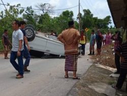 Mobil Lurah Tanjung Batu Kota Terbalik Usai Tabrak Jembatan