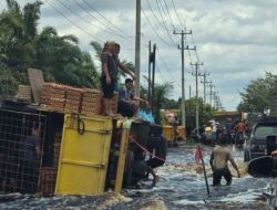 Banjir Makin Parah di Jalintim Pangkalan Kerinci, Kendaraan Terjebak dan Arus Macet