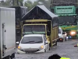 Banjir di Jalintim Kilometer 83 Pelalawan Makin Parah, Kendaraan Terjebak Antrean Panjang