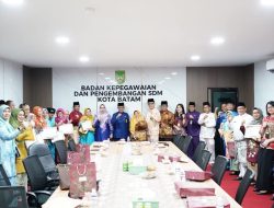 20 PNS Pemko Batam Terima SK Pensiun TMT 1 Mei 2025