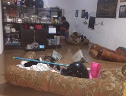 Ketukan Tengah Malam, Menghantarkan Nasi Bungkus Bagi Warga Panjang Terdampak Banjir