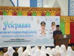Amsakar Achmad Lepas Jemaah Calon Haji Kota Batam