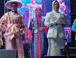 Ketua Dekranasda Kendari Tampil Memukau dalam Fashion Show HUT ke-61 Sultra