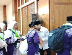 Wakil Bupati Purwakarta Abang Ijo Hapidin Melepas Jemaah Haji Kloter 23