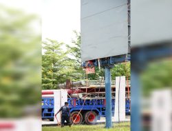 30 Billboard Ilegal di Batam Kembali Dibongkar Tim Task Force