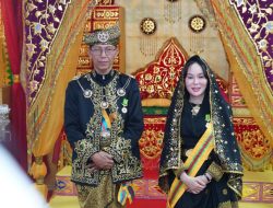 LAM Tabalkan Gelar Adat kepada Kepala dan Wakil Kepala BP Batam