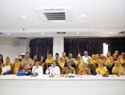 Momen Haru Penyerahan SK Pensiun bagi PNS Batam
