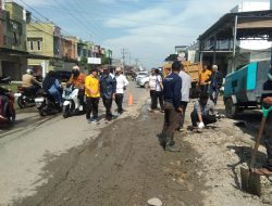 Bupati Armia Meninjau Langsung Proses Perbaikan Jalan Lintas Kecamatan yang Rusak