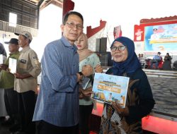 Dalam Sehari, Amsakar Serahkan Insentif RT dan RW di Sembilan Kecamatan