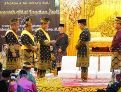 Kapolri Terima Anugerah Adat dari LAM Riau